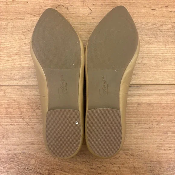 TROTTERS Harlowe Flat Shoe Beige Nude Women Size 6.5W Wide Width Casual Office - Picture 11 of 12